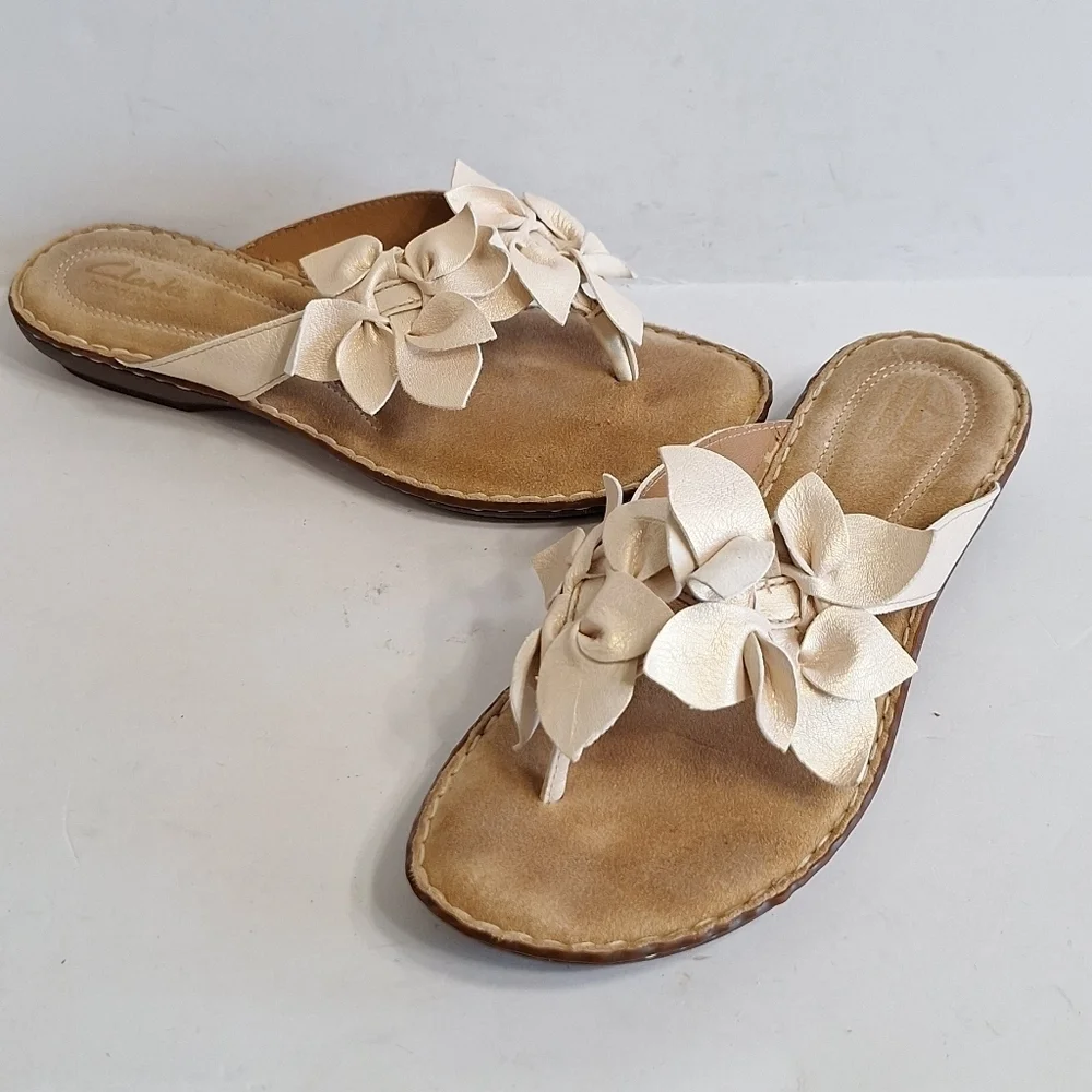 Clarks Cream Leather Metallic Coquette Sandal with Floral Embellishment Size 7.5